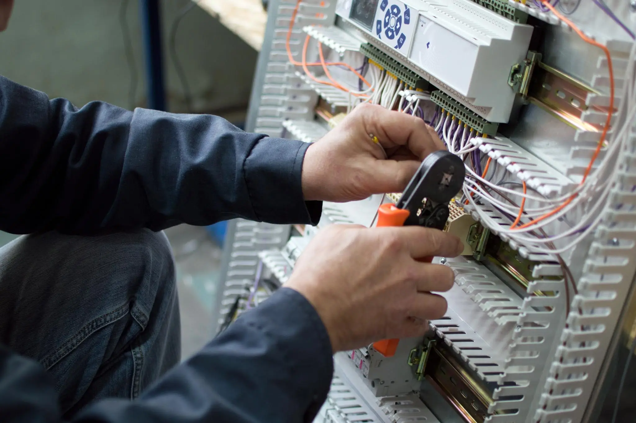 Image d'un électricien qui travaille