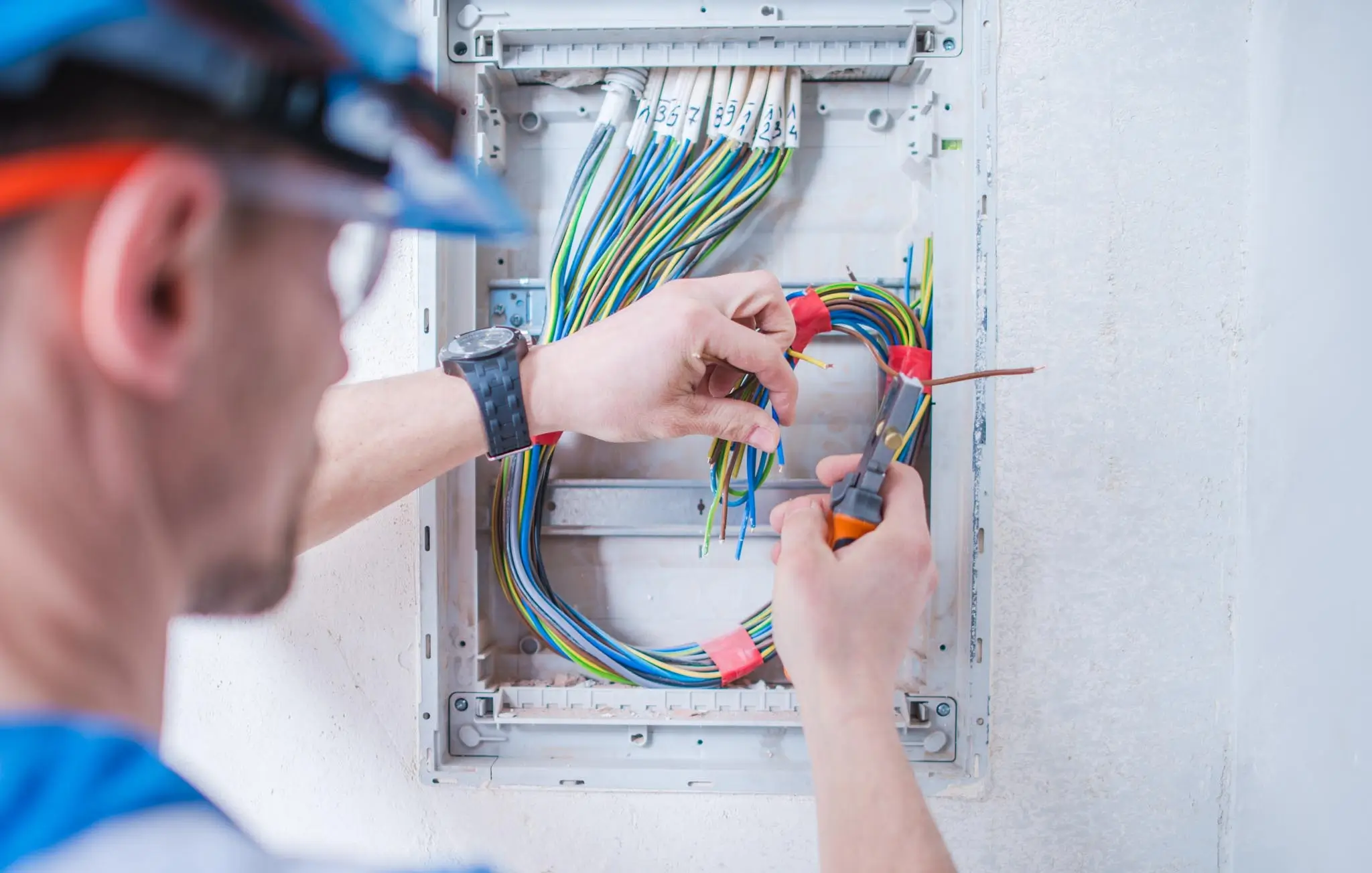 Image d'un électricien qui travaille